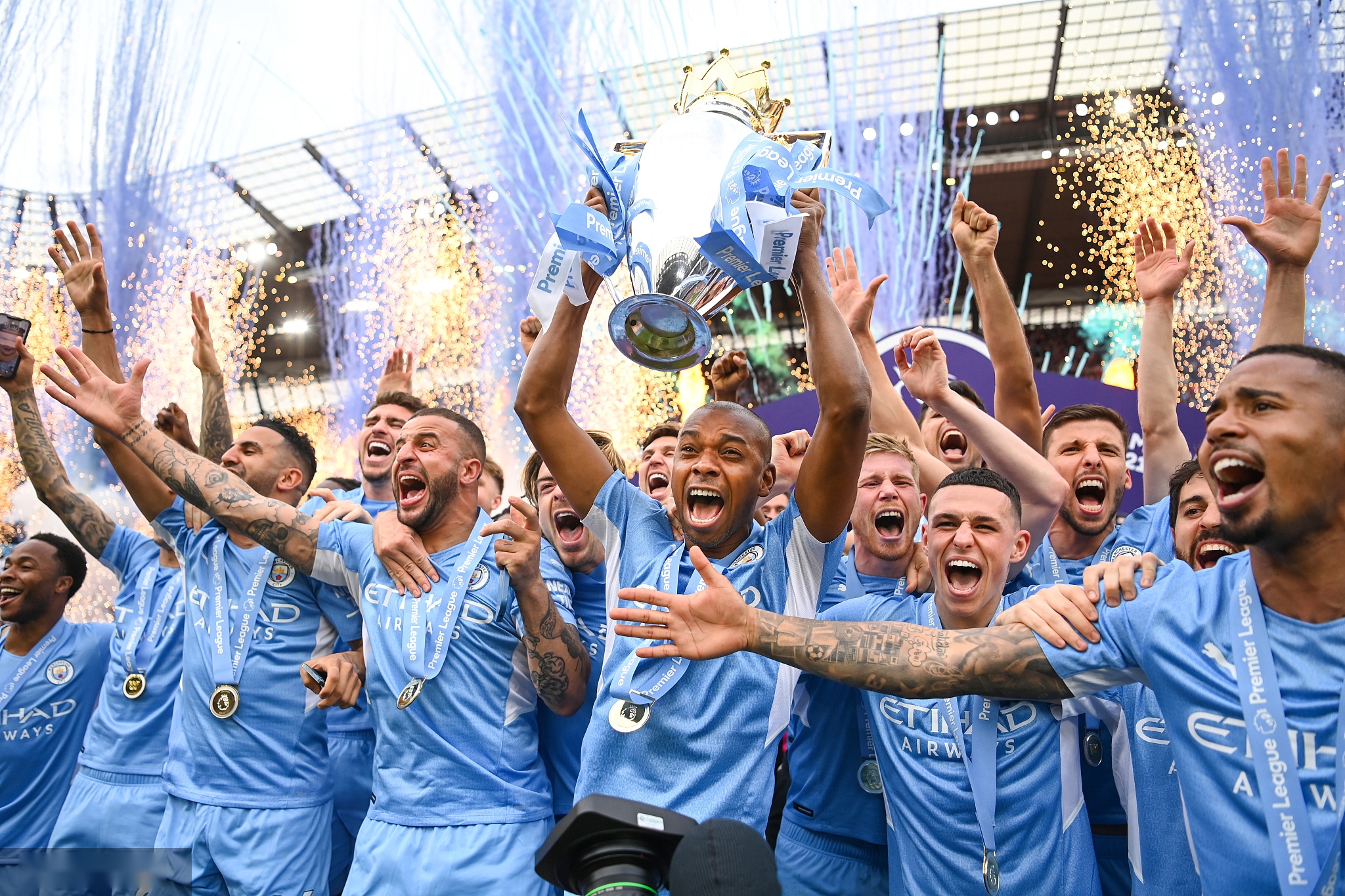 更是对球迷 更是对球迷